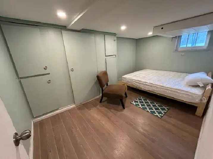 Large Private Room for Rent – Dufferin & Eglinton