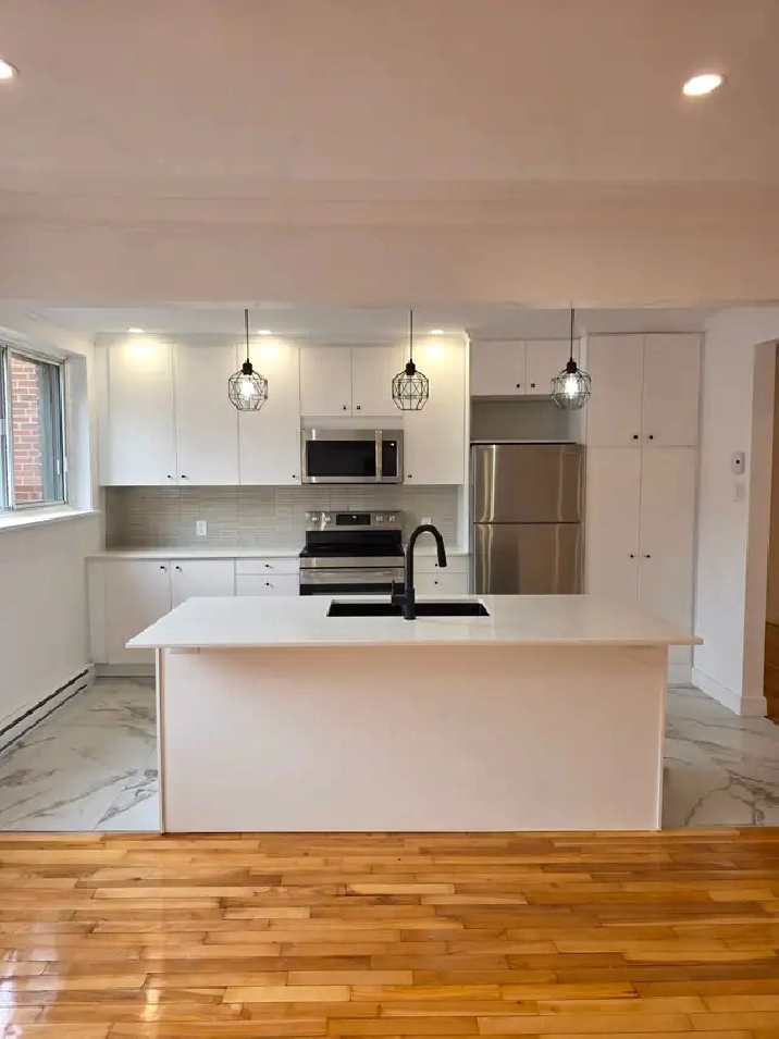4½ rénové/850 pi² /2 chambres/2 Métros/Disponible immédiatement