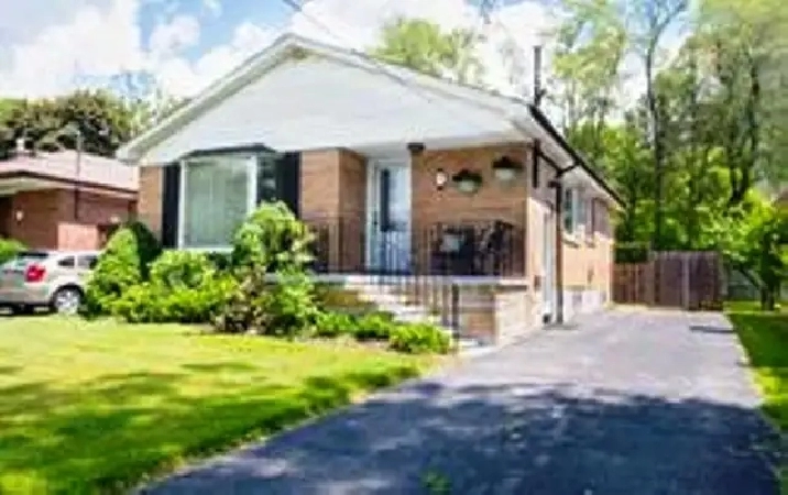 Gorgeous one private room is available in Scarborough August 1