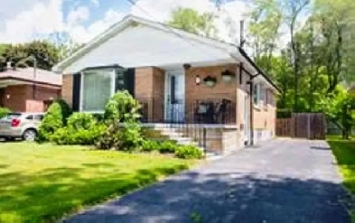 Gorgeous one private room is available in Scarborough August 1