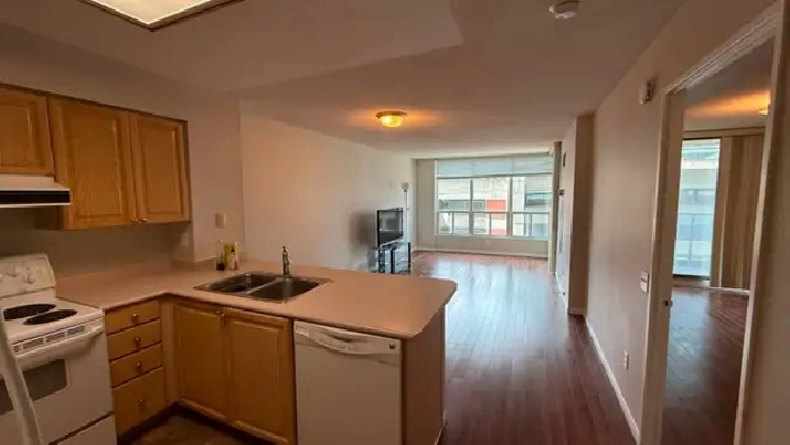 Lease 2 2 Condo - Bay & College PENROSE 750 Bay St. Downtown