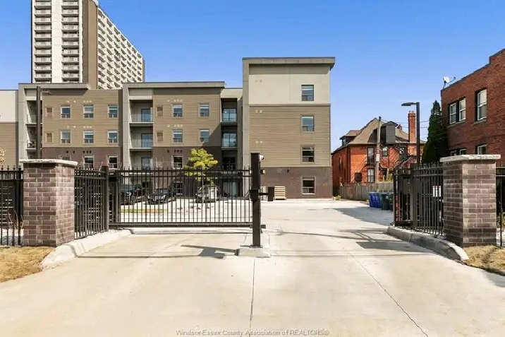 Top Floor Corner Unit - 2 Bed/2 Bath In Newer Building (2020)