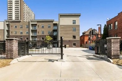 Top Floor Corner Unit - 2 Bed/2 Bath In Newer Building (2020)