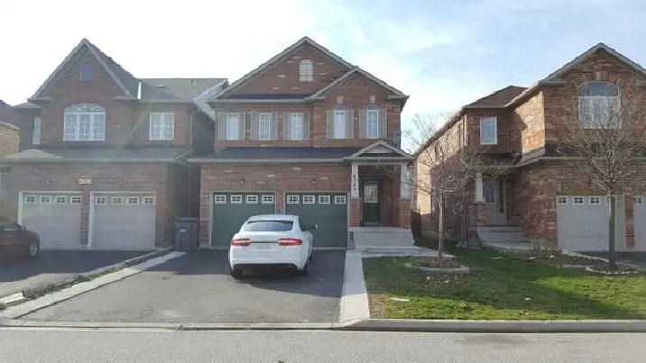 $2150 Mississauga 2 bedroom   den basement, 2 parking   garage