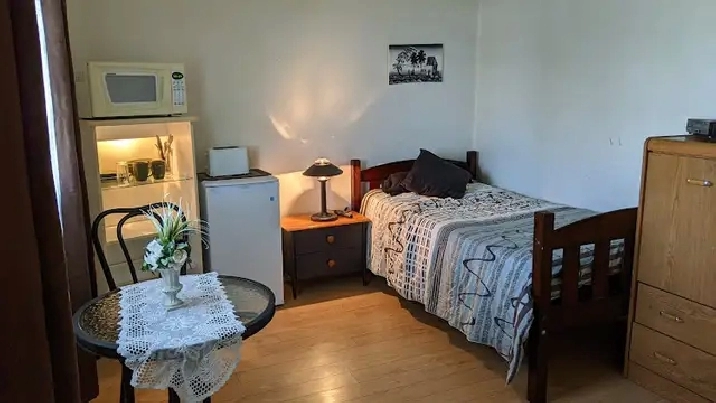 Chambre à l'étage Style Loft près Aéroport Gatineau, tout inclus