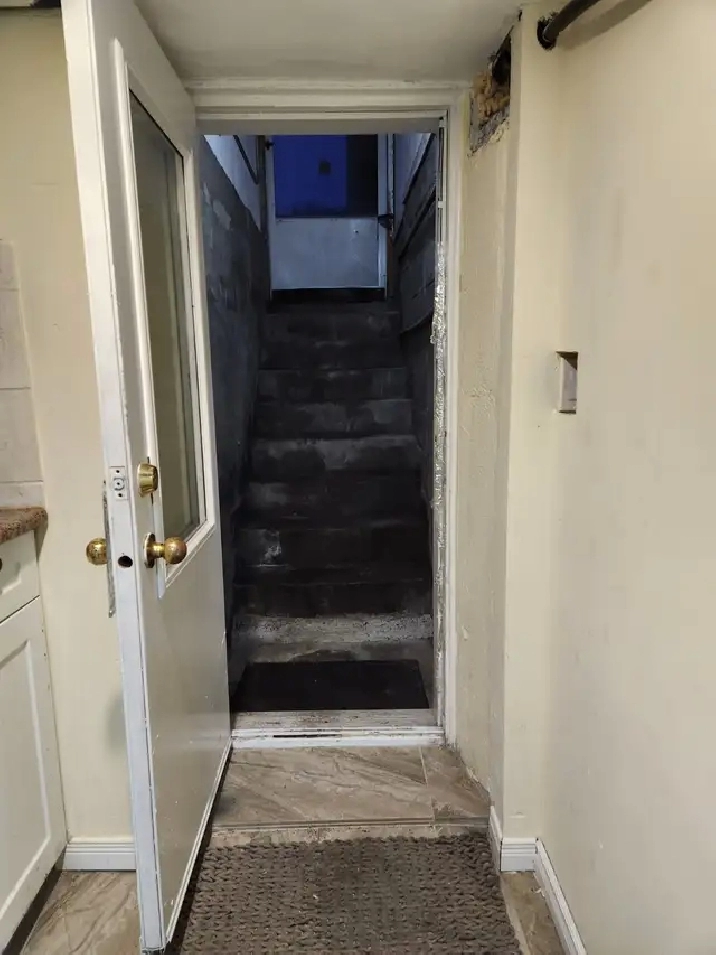 Room for rent-427 Lansdowne-@$560