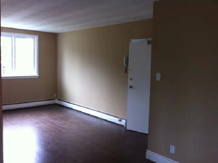 = Large 1 bedroom apt with parking. Close to Subway =