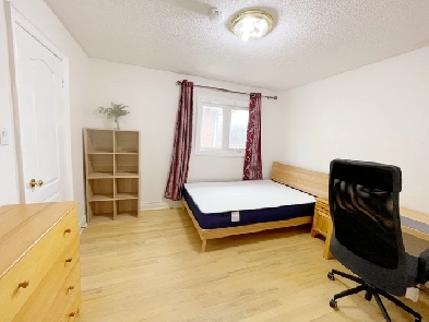 Near Finch Subway: Female Only second floor room for Rent -$900