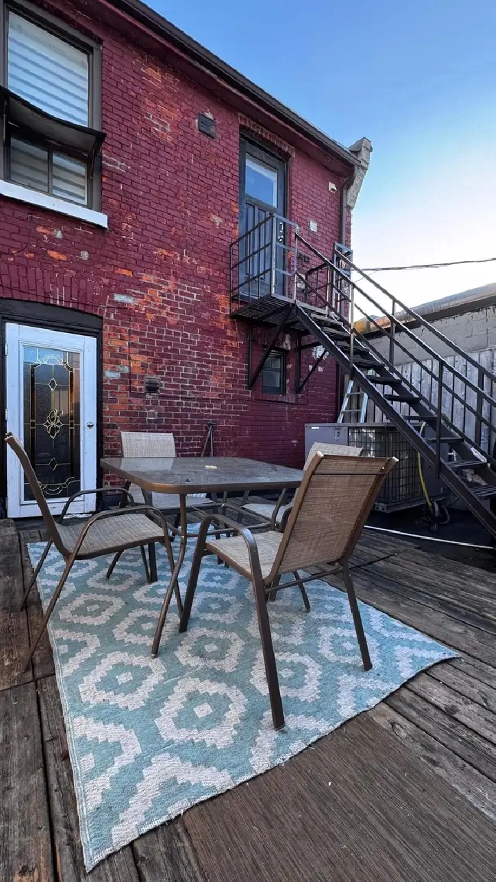 DOWNTOWN TORONTO, QUEEN & BATHURST, 3 BED, 1 BATH APT FOR RENT