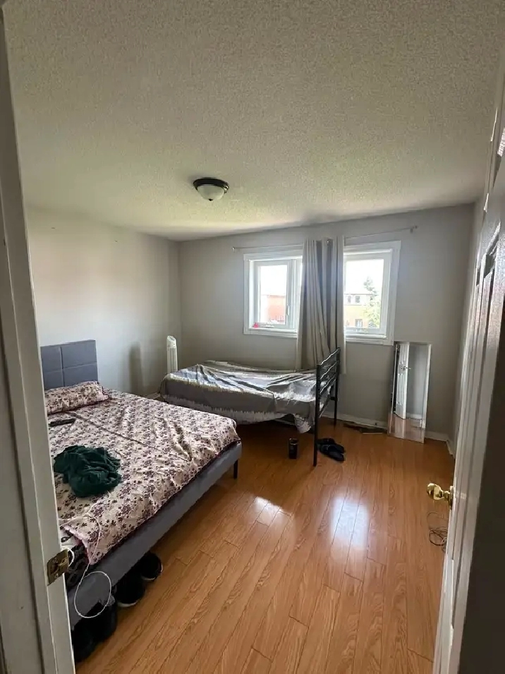 Sharing room for rent in Mississauga from Aug1