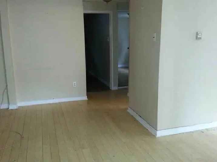 Nice 4 1/2 renovated, hot water included QUIET NEIGHBORHOOD