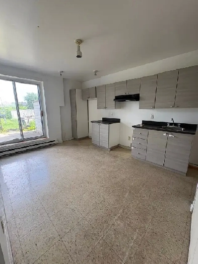 LIBRE TRES GRAND 3 1/2 à louer à Vimont