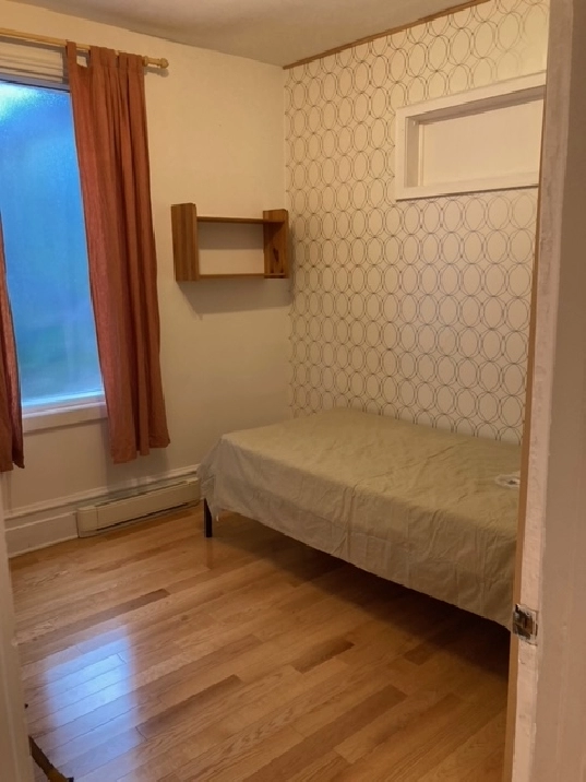 A privat room for rent, close to metro Lasalle