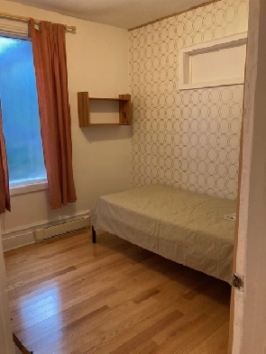 A privat room for rent, close to metro Lasalle