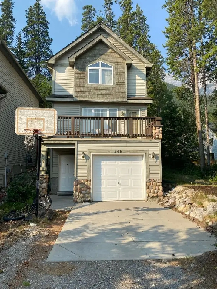 Canmore Full House with Garage and Two Decks