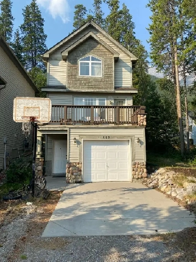 Canmore Full House with Garage and Two Decks