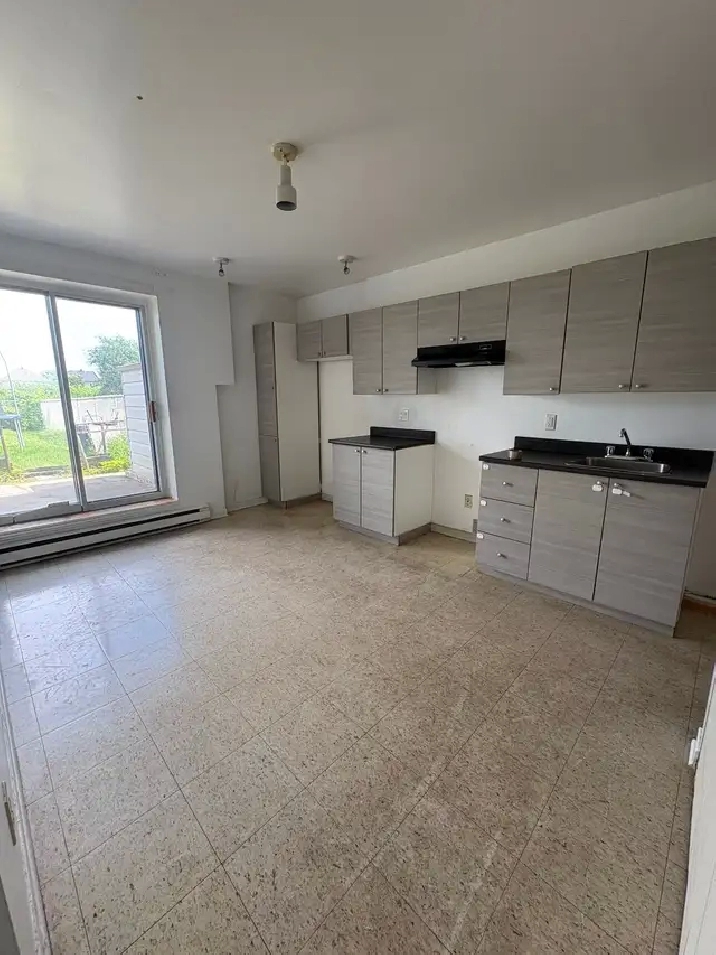LIBRE TRES GRAND 3 1/2 à louer à Vimont