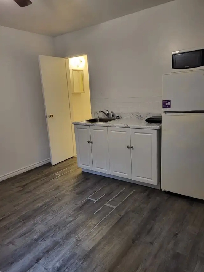 BACHELOR/STUDIO UNITS WITH PRIVATE ENTRANCE IN A HOUSE