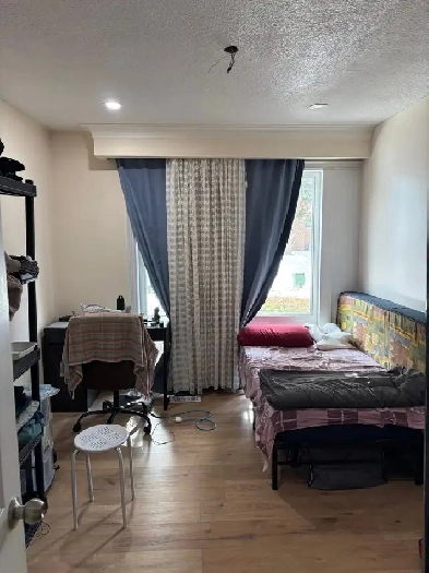 MAIN FLOOR BED ROOMS FOR RENT AT EGLINTON / KENNEDY