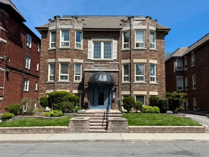 Oversized 2 Bedroom Apartment in Forest Hill Village