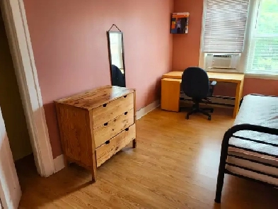 Clean, furnished rooms - 5min. walk to UoW on Rankin Ave.
