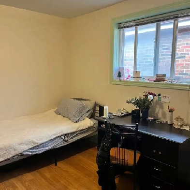 Bathurst and Dundas Downtown Toronto Bachelor Room for rent