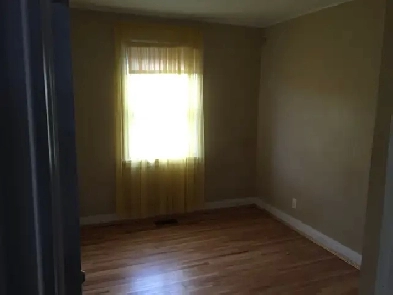 Private Room for Rent, steps to Subway
