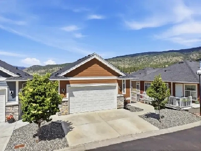 BEAUTIFUL HOME IN MERRITT WITH SWEEPING VIEWS - ONLY 9 YEARS OLD
