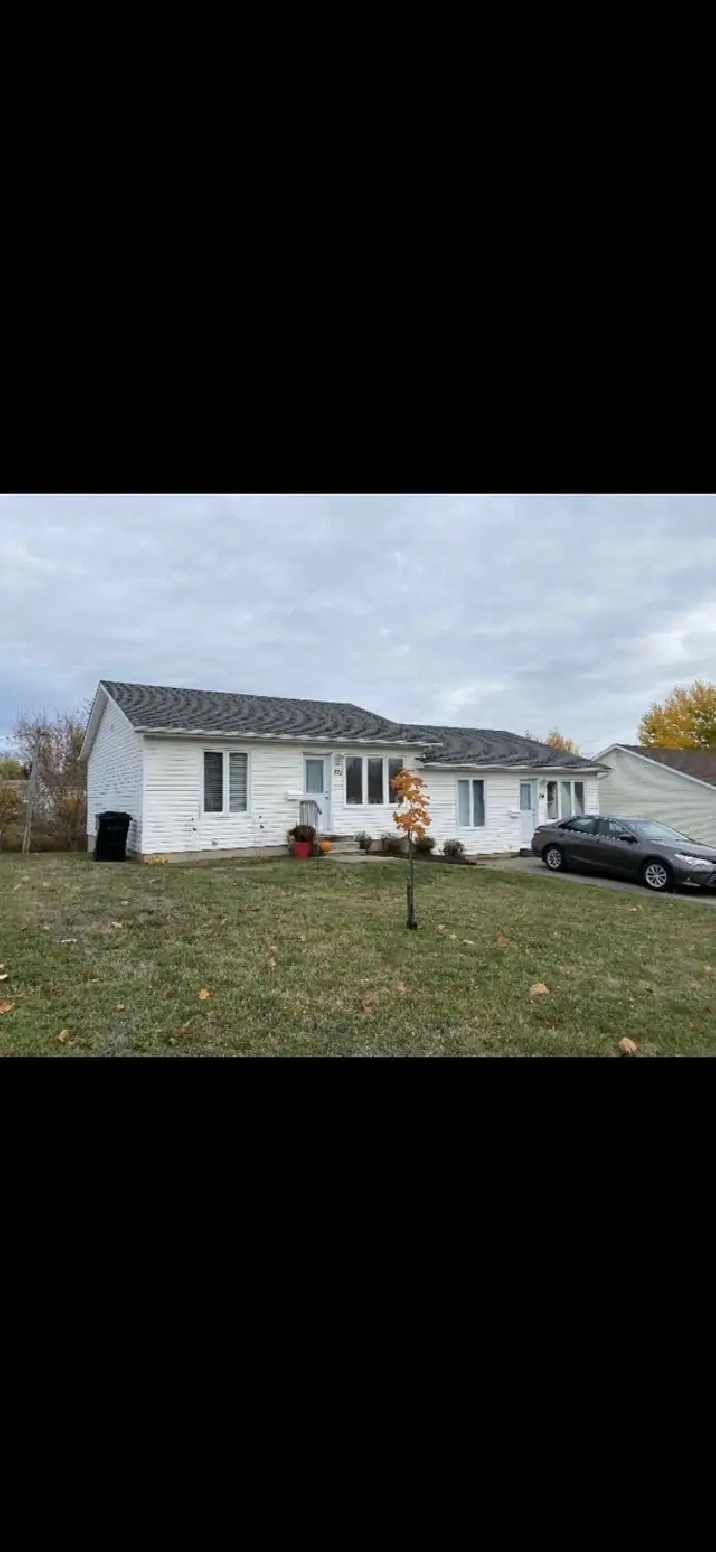 (Duplex) À louer/For rent