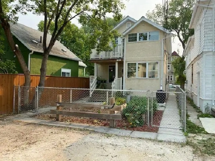 1 Bedroom close to U of W, shopping, cafes