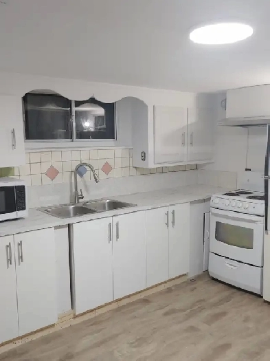 furnished basement bedroom Sept 1, Ossington & Dupont