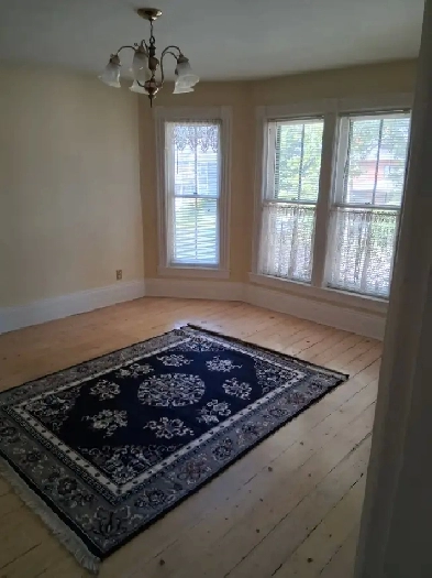VICTORIA AVE 'ONCE IN A LIFETIME' 1300 SQ FT $1300/MTH  UTIL.