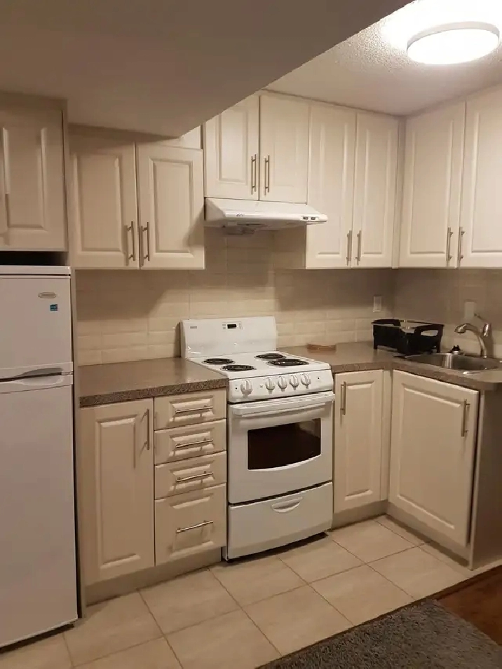 $1250 BASEMENT BACHELOR FOR RENT, YONGE/STEELS, UTILITIES INCLUD