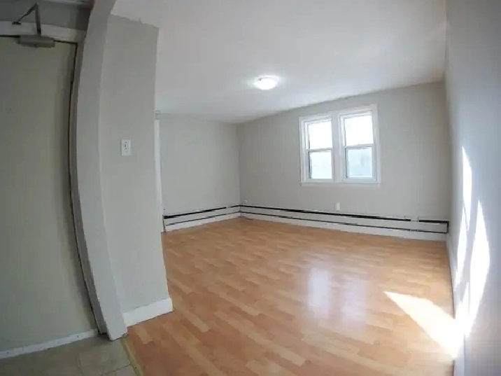 1 Bedroom Apartment/Bright/Cozy/Secured Building/Heat included