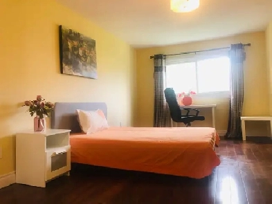 A large marster bedroom Near UTM for rent