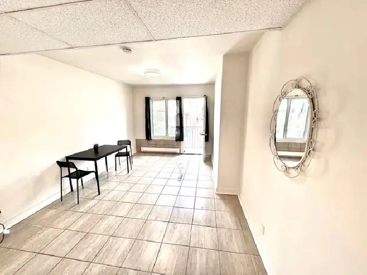 2 1/2 avec chambre fermée - tout inclus - metro St Michel