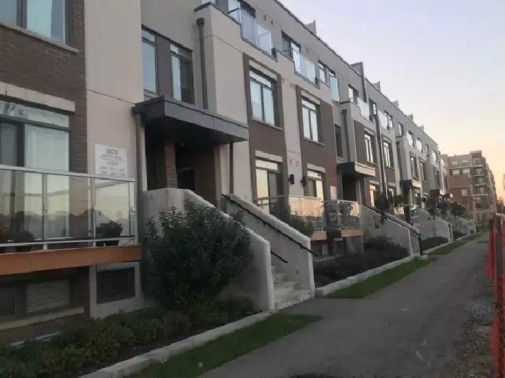 Oakville 2 bedroom 2 washroom townhouse