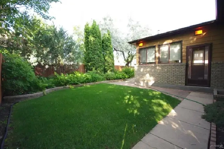 650$/month MAIN FLOOR - LAKEVIEW- Center mall