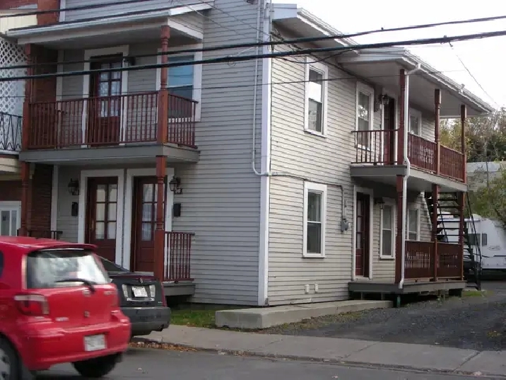 3 1/2 / VIEUX ST-JEAN/ REZ-DE-CHAUSSÉE/DUPLEX
