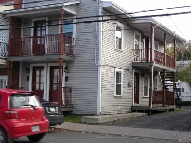 3 1/2 / VIEUX ST-JEAN/ REZ-DE-CHAUSSÉE/DUPLEX