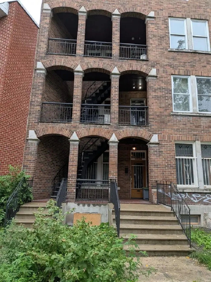 2 1/2  Secteur recherché 1061$ rue Sherbrooke pres de Papineau