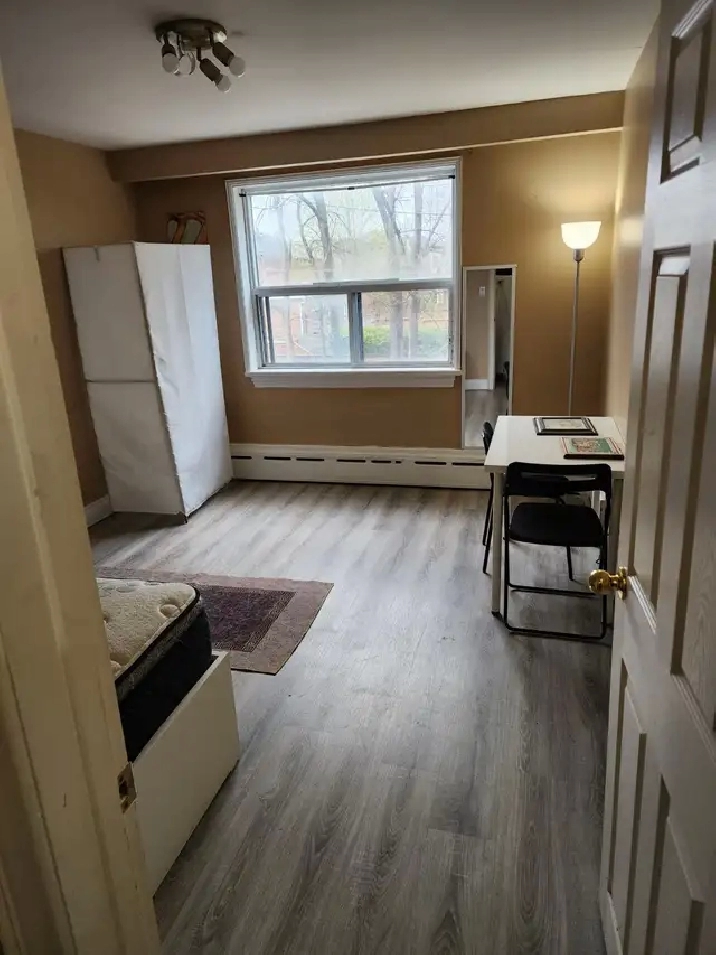 Large room, utilities wifi parking included, Wilson and Bathurst