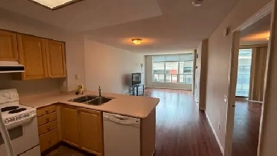 Lease 2 2 Condo - Bay & College St. Downtown near U of Toronto