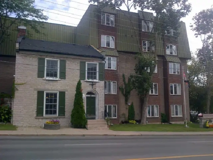 IDEAL LOCATION - walk to KHSC, Queens, amenities