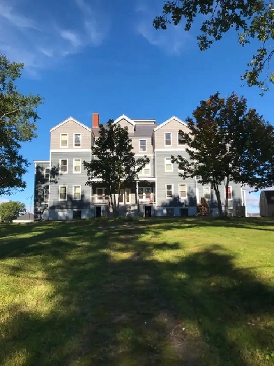 Top-Floor 2-Bedroom Apartment with Coastal Views – Inverness