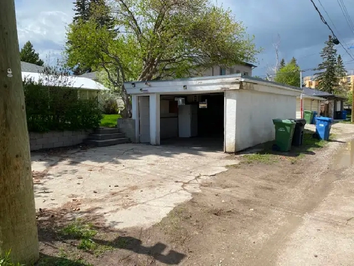 Single detached garage and parking lot in desirable Banff Trail