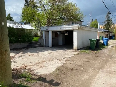Single detached garage and parking lot in desirable Banff Tr...
