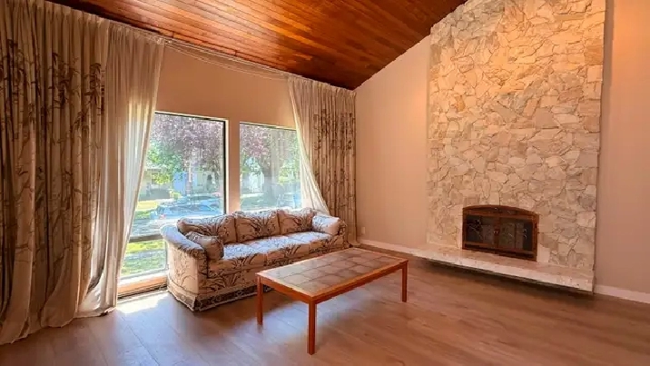 Spacious 3 Bed / 2.5 Bath Upper Floor Home in South Vancouver