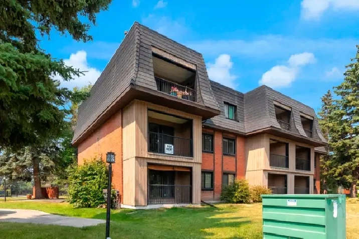 MOVE-IN READY CHARMING VARSITY VILLAS CONDO FOR SALE