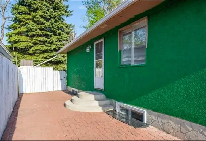 Pet friendly 3-bedroom main floor